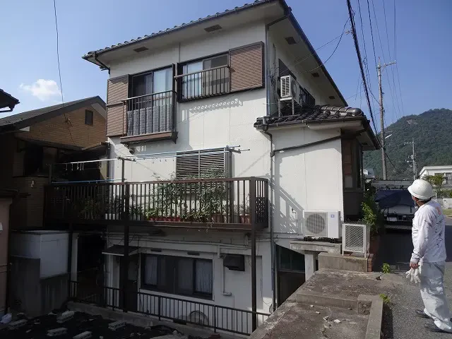 木造一部コンクリート構造の3階建て住宅です 。 これまで何度か増築・リフォーム工事をされています 。 屋根は陶器瓦 。広島市安佐北区可部・Y様邸サムネイル画像