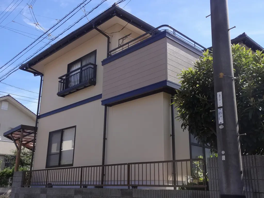 築25年、『積水ハウス(株)』の洋風住宅です 。 屋根はモニエル瓦(センチュニオン)と言われる乾式コンクリートの瓦です 。 広島市安佐北区三入東・S様邸サムネイル画像