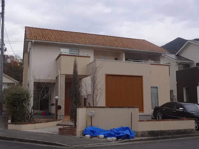 築11年、(株)トータテハウジングの木造枠組壁工法(2×4工法)2階建ての洋風住宅です 。 屋根は乾式コンクリート瓦 。広島市安佐北区三入東・H様邸サムネイル画像