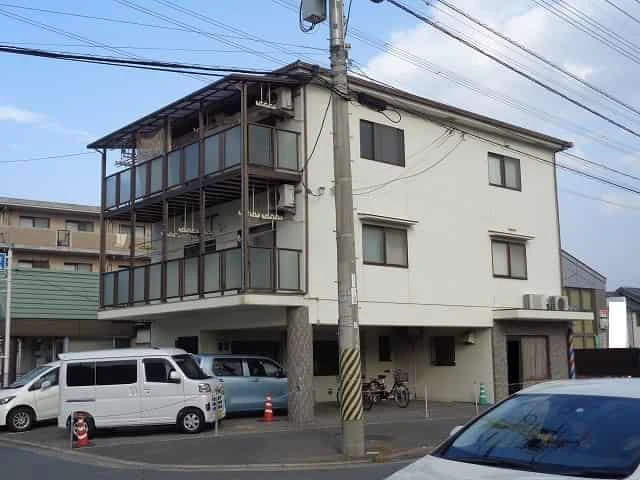 築２９年、ＲＣ構造３階建ての住宅です  屋根は鋼板屋根(ガルバリウム鋼板) 広島市安佐南区山本・Ｈ様邸サムネイル画像