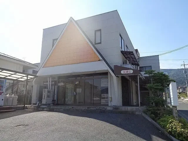 Ｋビル様は築４０年、ＲＣ構造２階建ての建物です。建築から２年後に増築工事をされています。屋根は鋼板屋根(折板屋根)　三入東１丁目・Ｋビル様の完工報告サムネイル画像