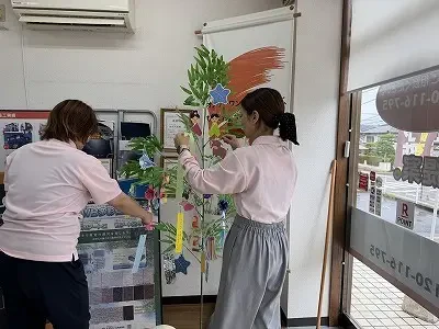 スタッフが七夕の飾りつけをしてくれました。七夕飾りサムネイル画像