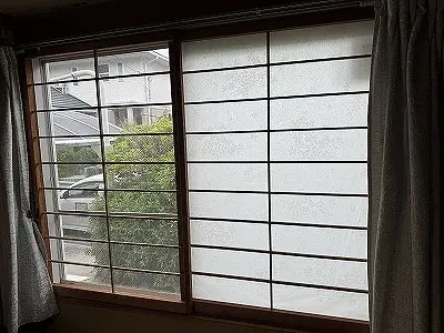 以前外壁塗装工事をさせていただいたＯＢ客さまより障子紙の張り替えのご依頼をいただきました。破れた障子紙がきれいになりました。こんな工事もしていますサムネイル画像