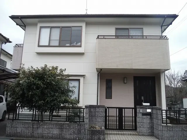  築２８年、『日本電建(株)』さんの木造軸組み工法２階建ての洋風住宅です。 １５年前に塗装工事をさせていただいたＯＢ客様のお宅です。 屋根はアルミ瓦。 以前はスレート瓦で１５年前に塗装をさせていただきましたが５年前にカバー工法で現在 のアルミ瓦に改修をされています。東広島市・Ｓ様邸サムネイル画像
