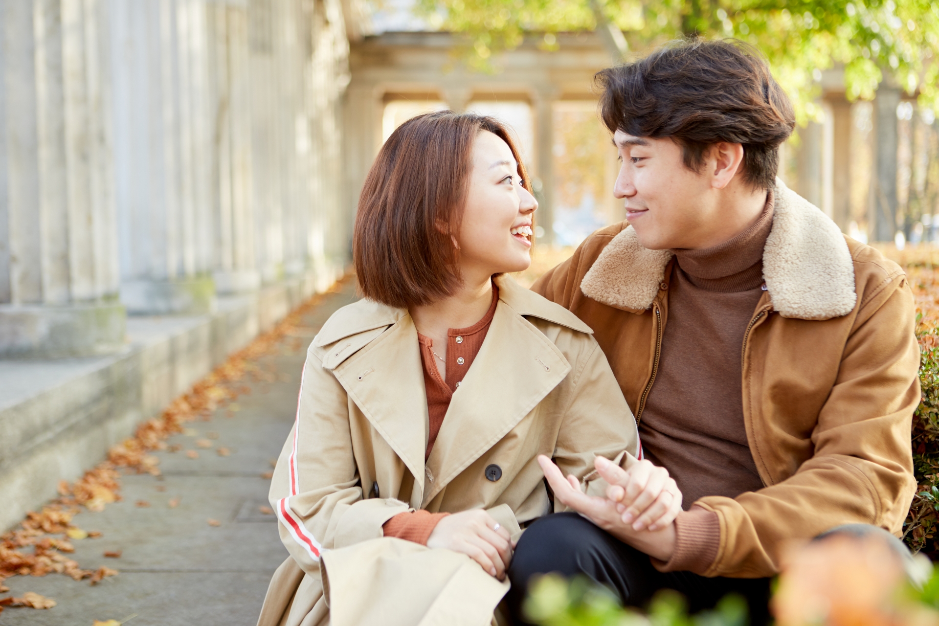 見つめ合う男女