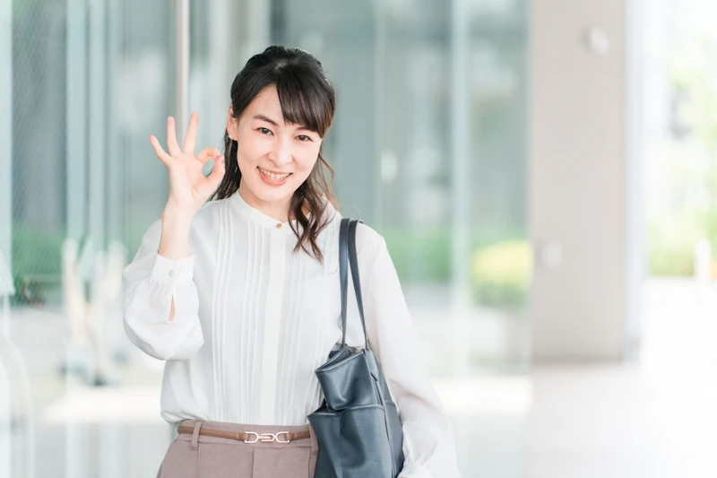 女性OKサイン