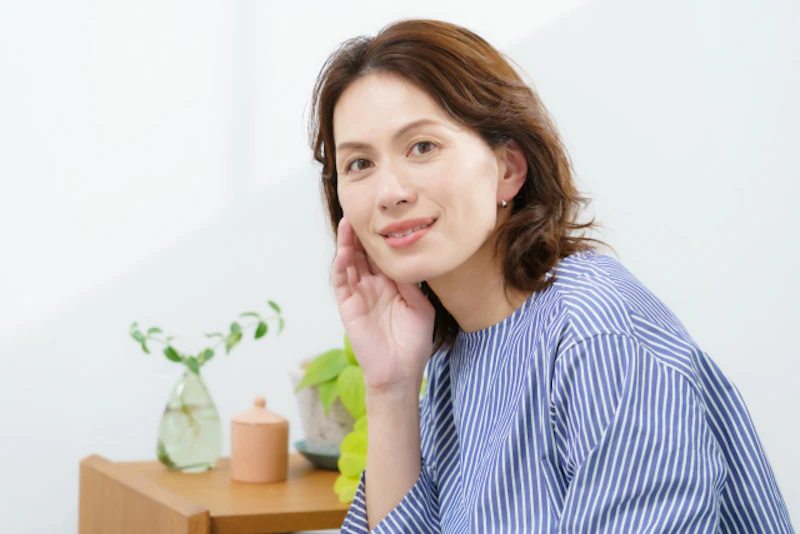 ツヤのあるまとまった髪とナチュラルメイクの女性