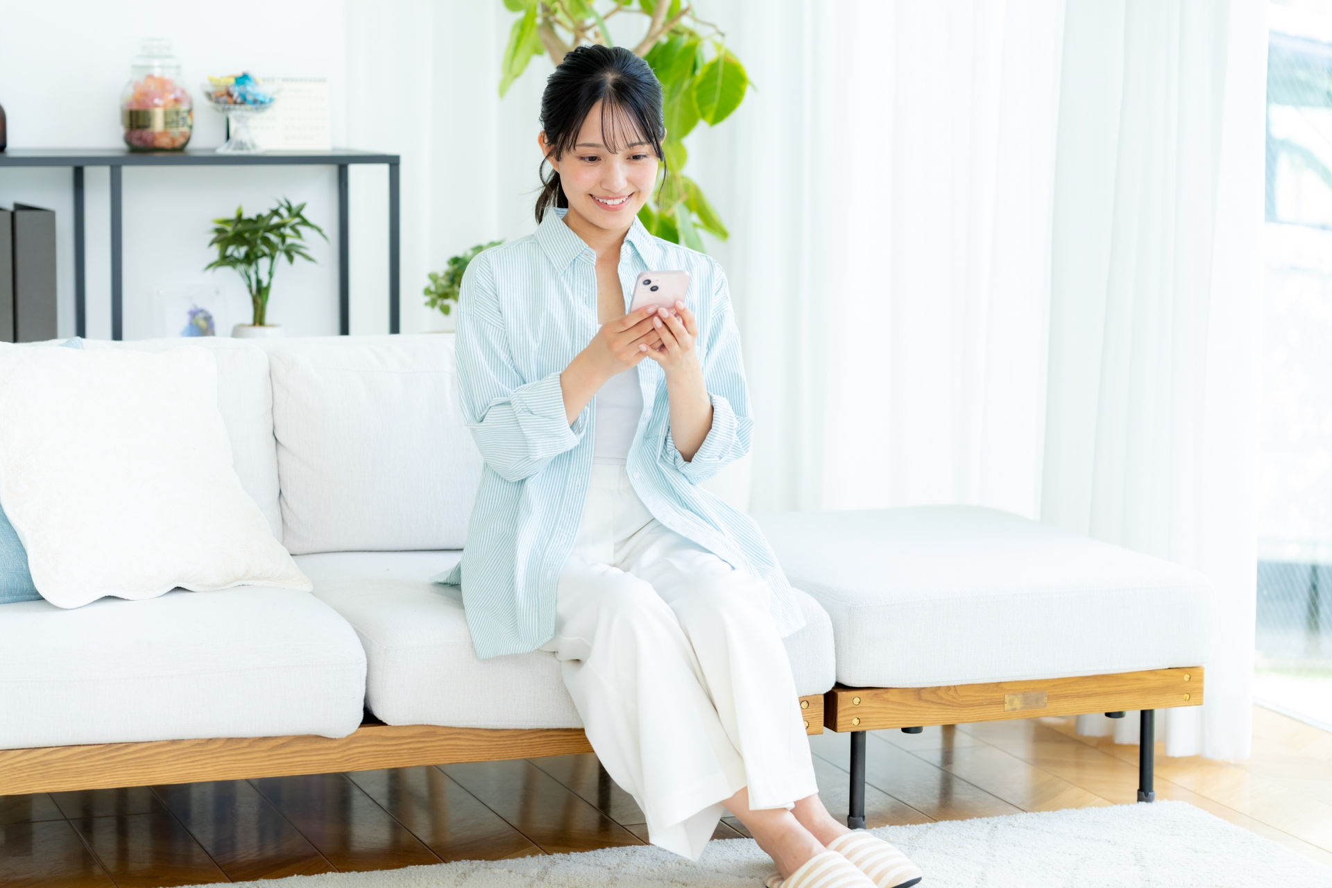 アプリを操作する女性