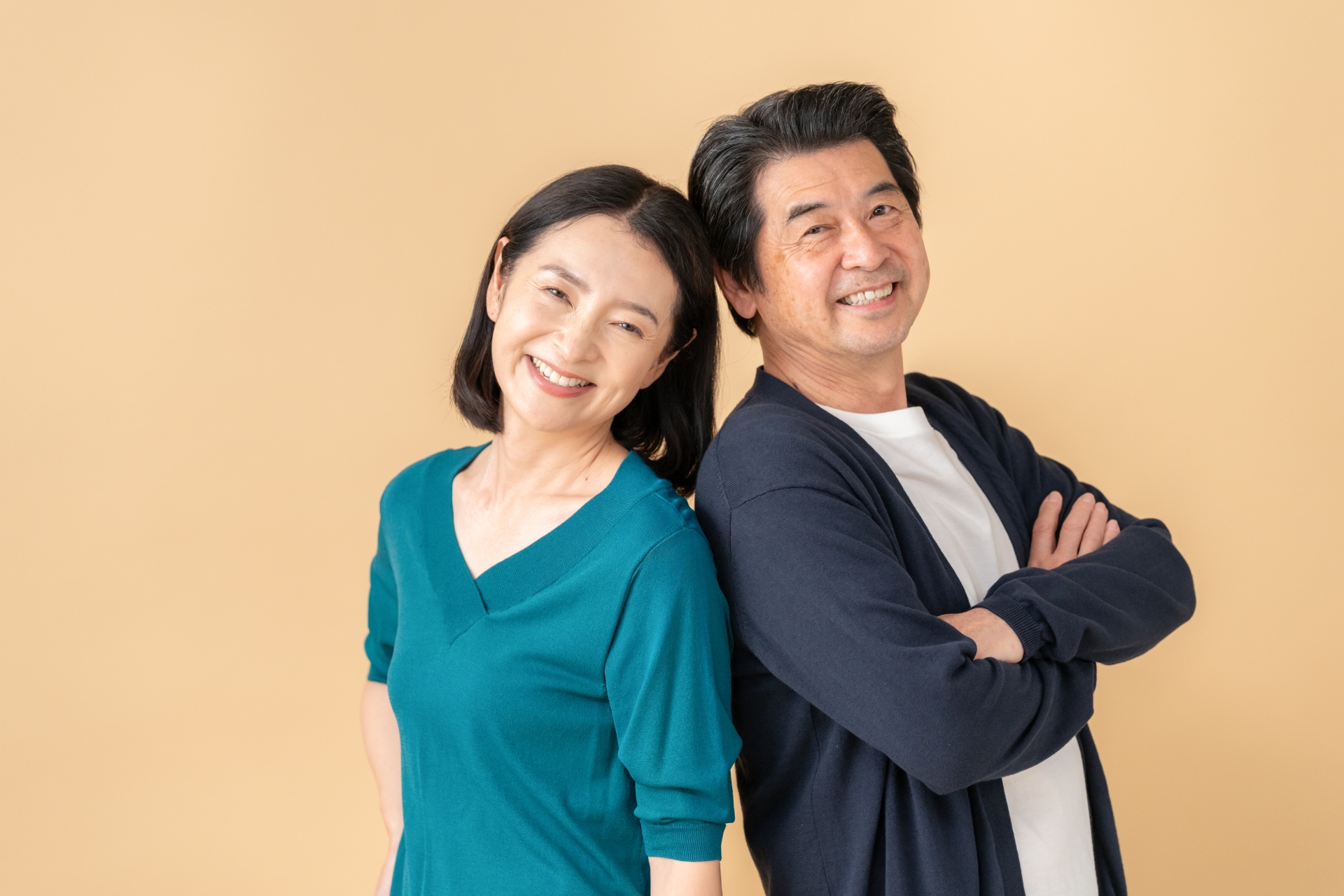 背中合わせ　男女