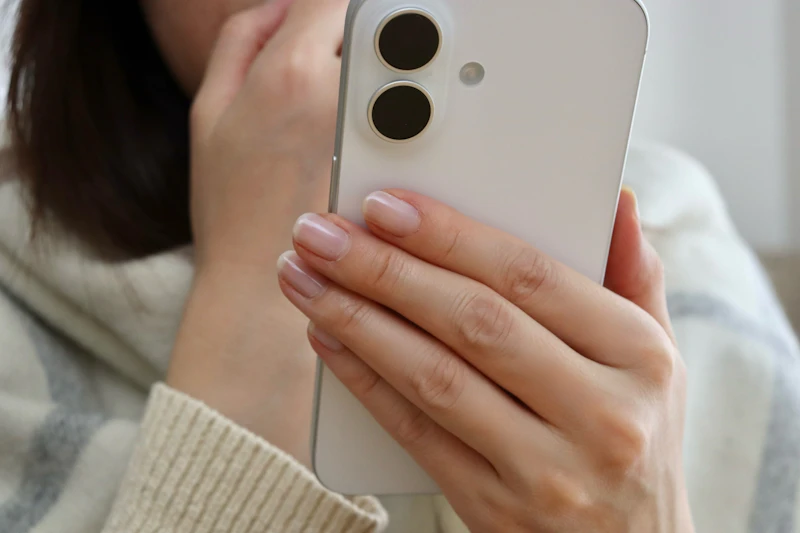 スマホ見る　女性
