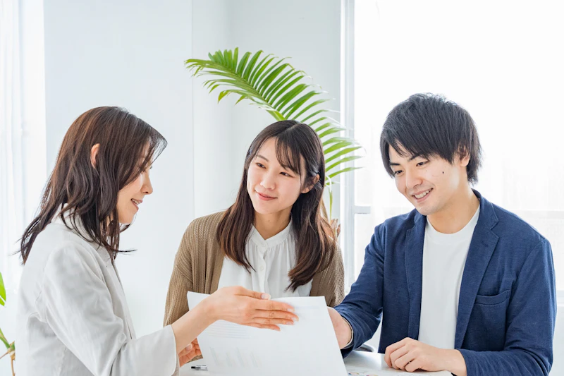 相談する男女