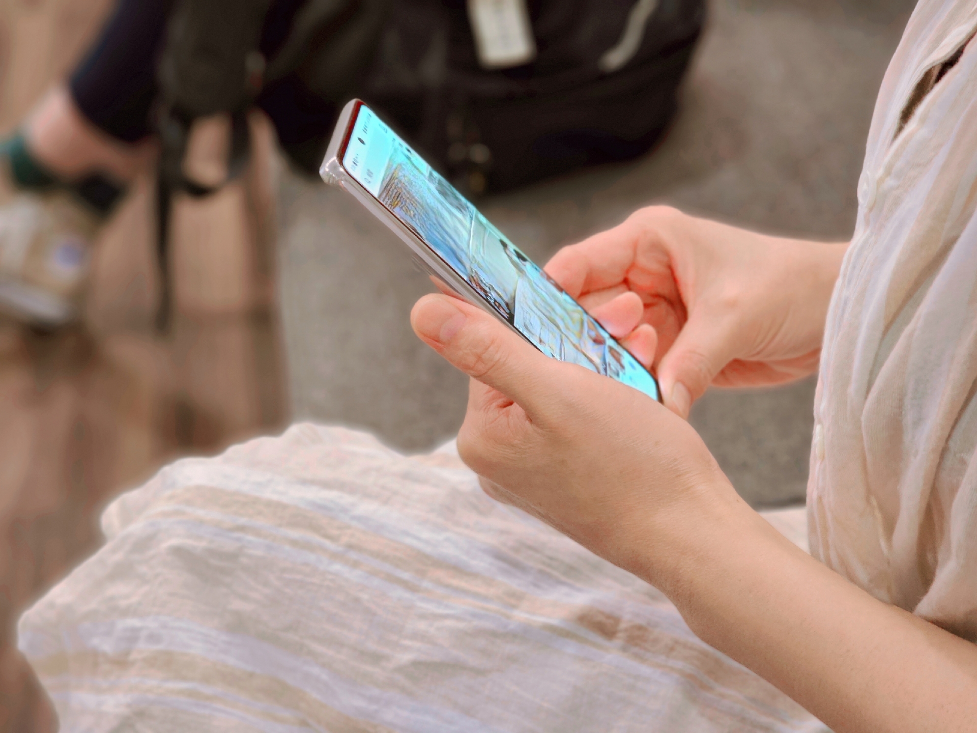 メッセージを確認する女性