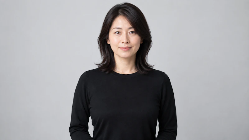 顔まわりが黒いトップスの場合、あご下に影が落ちる