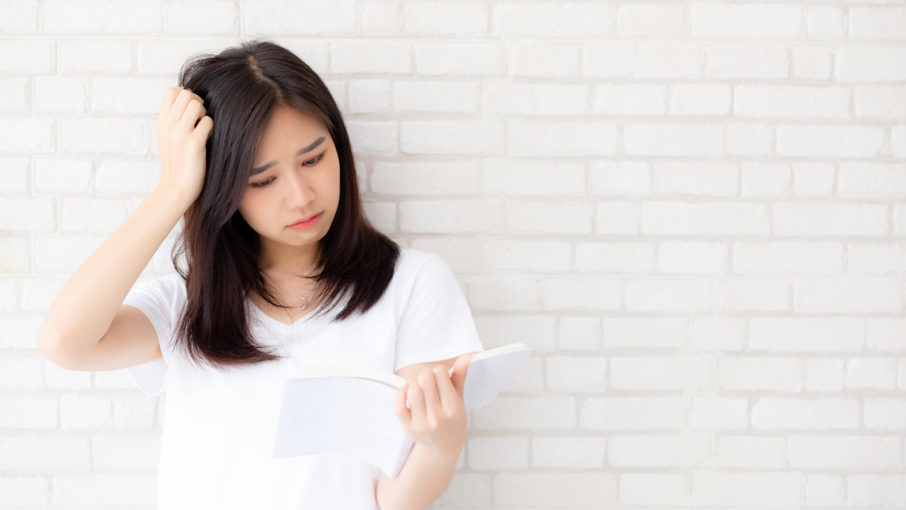 悩む女性