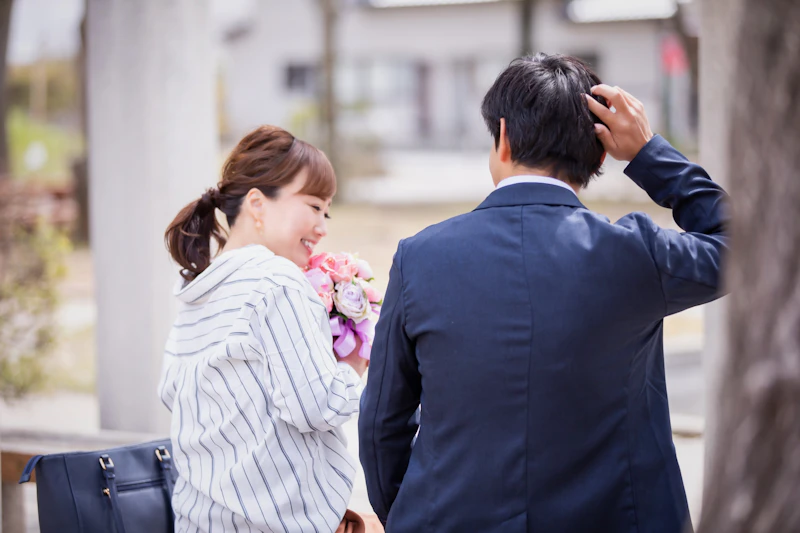 ベンチで話す男女