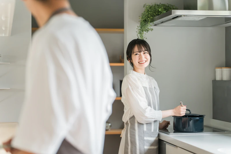女性　料理