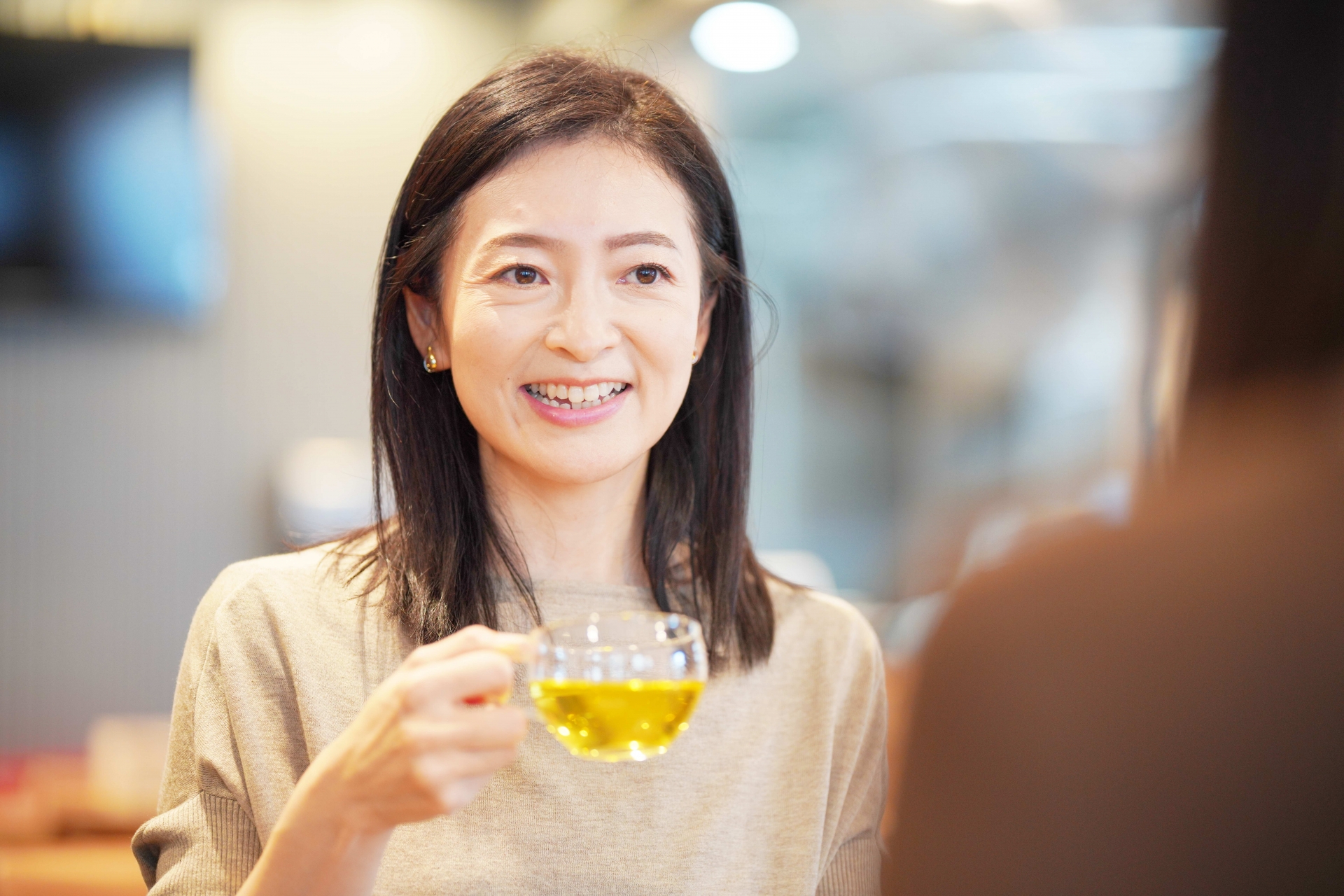 お茶を飲む 女性