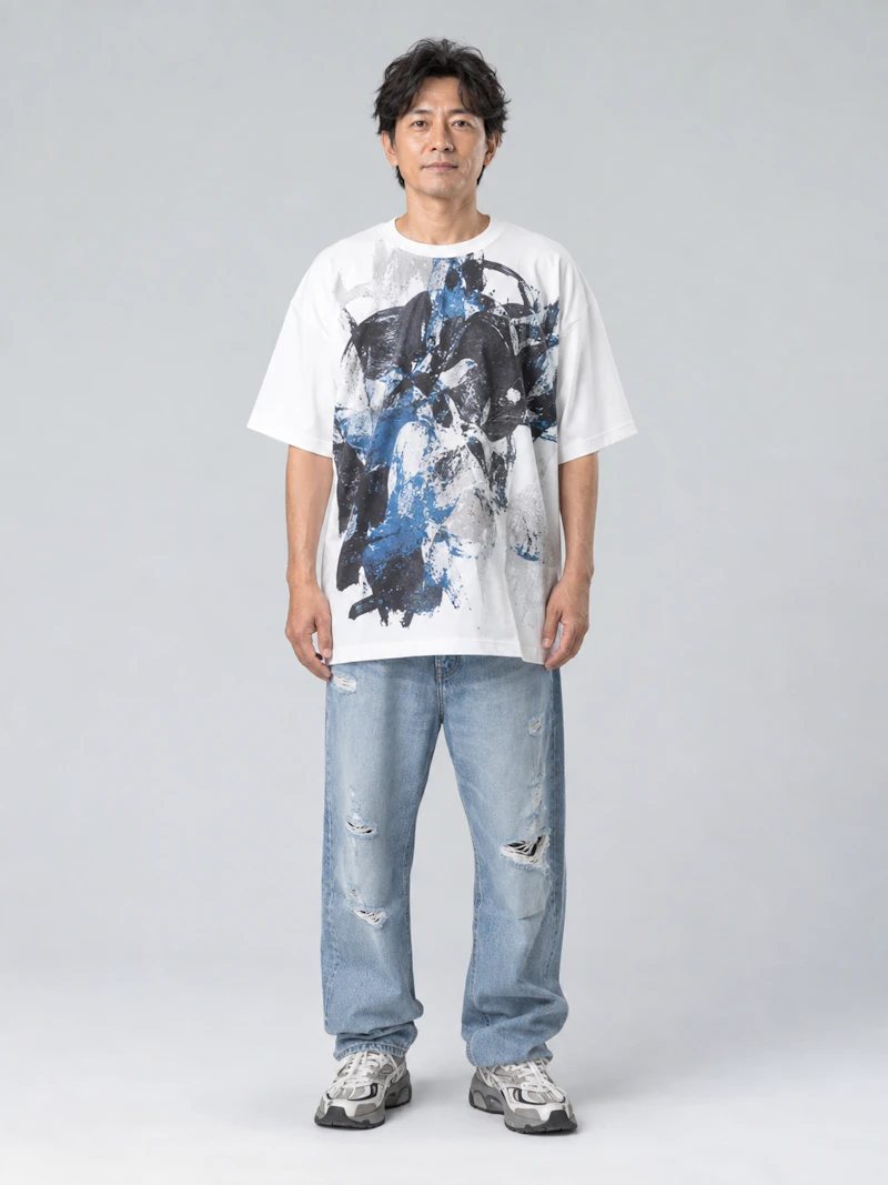 若作りに見える失敗例：大きなロゴのTシャツとダメージデニム