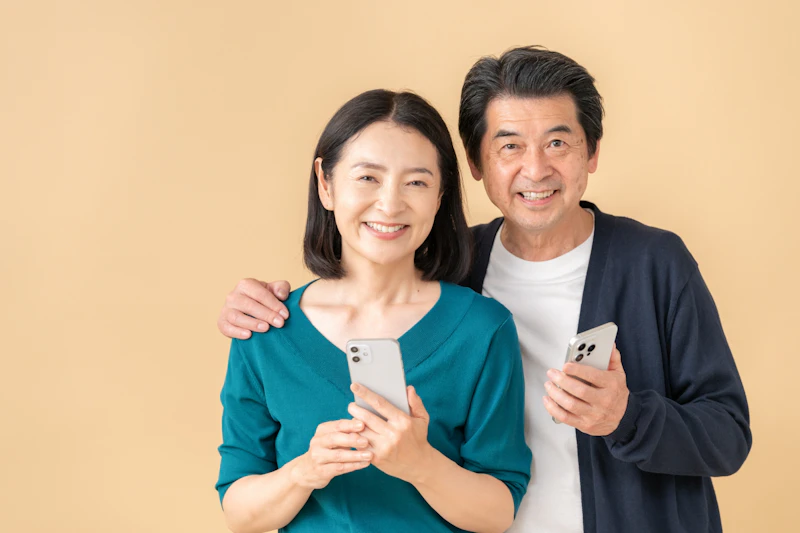 肩を組む男女