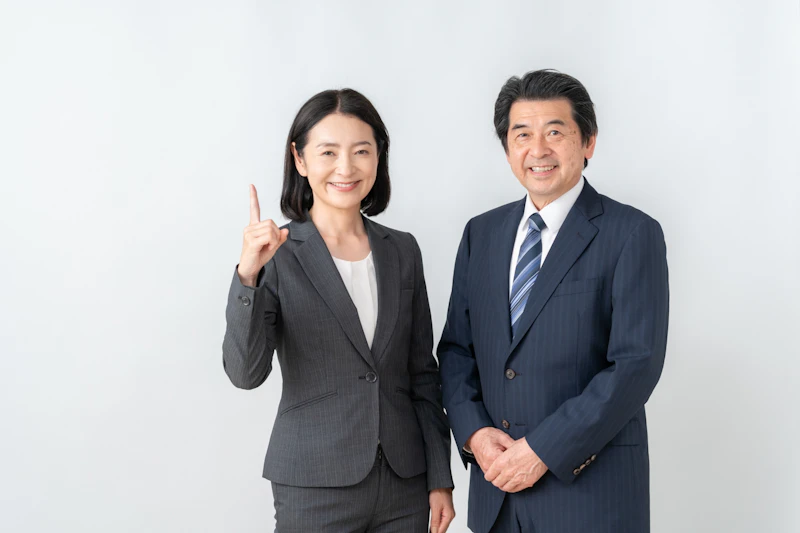 スーツの中年男女