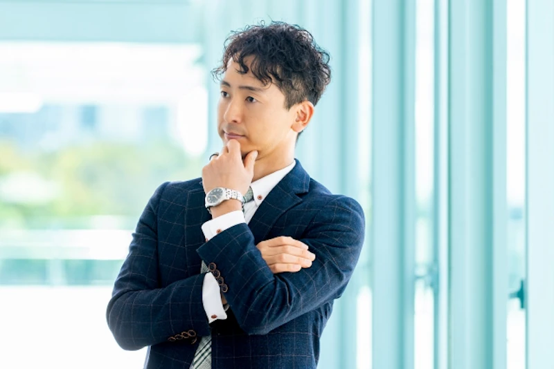 40代男性の婚活パーティー服装、ネイビージャケットのジャケパンスタイル
