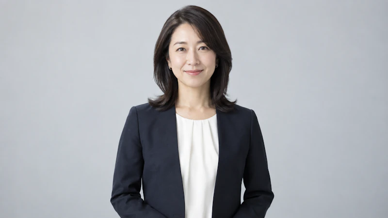 顔まわりが白・淡色のトップスの場合、光が反射して表情が明るく見える