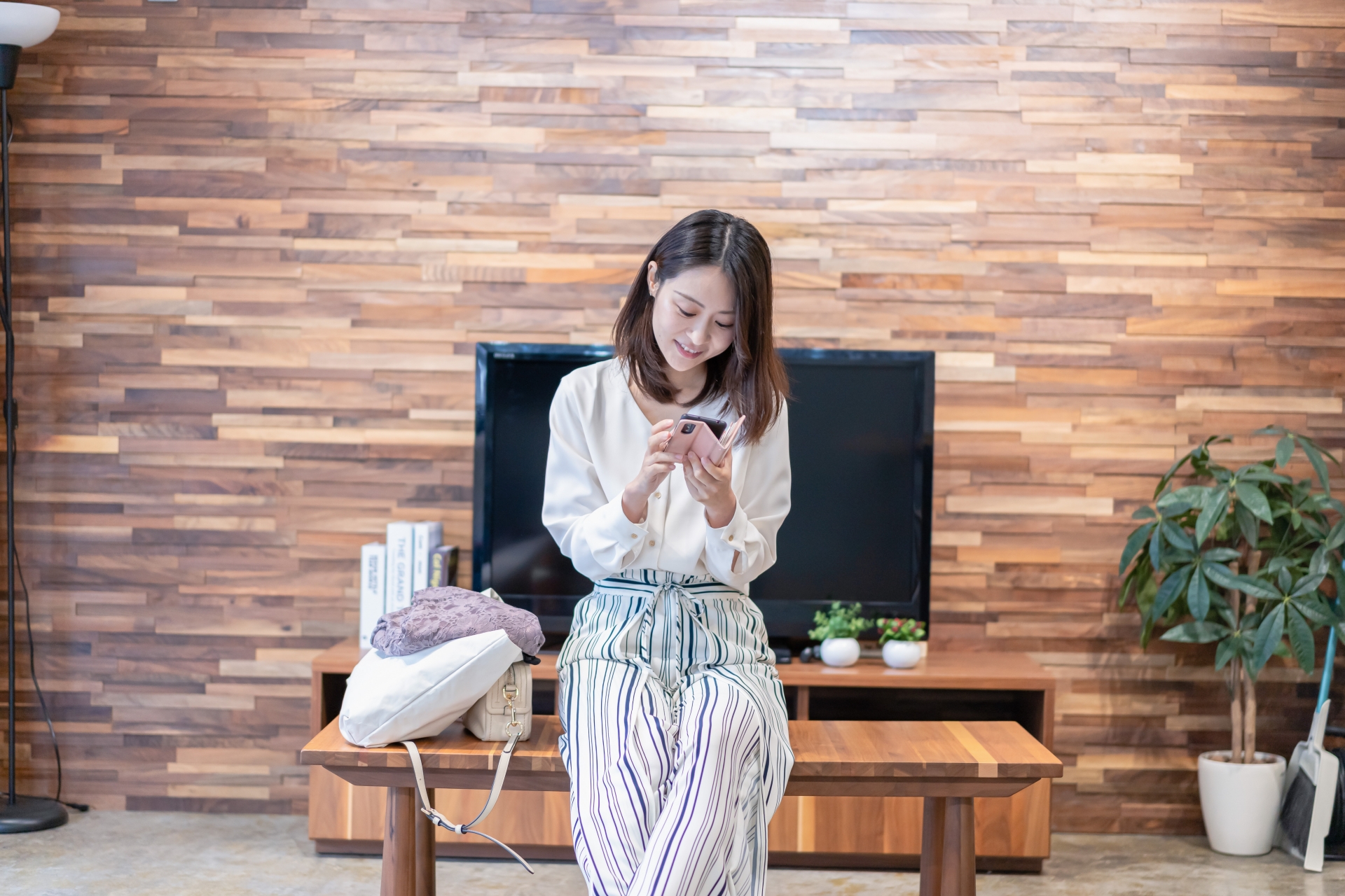 スマホ操作する女性