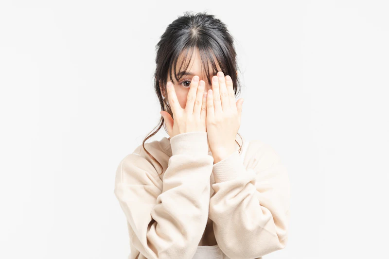 顔を隠す女性

