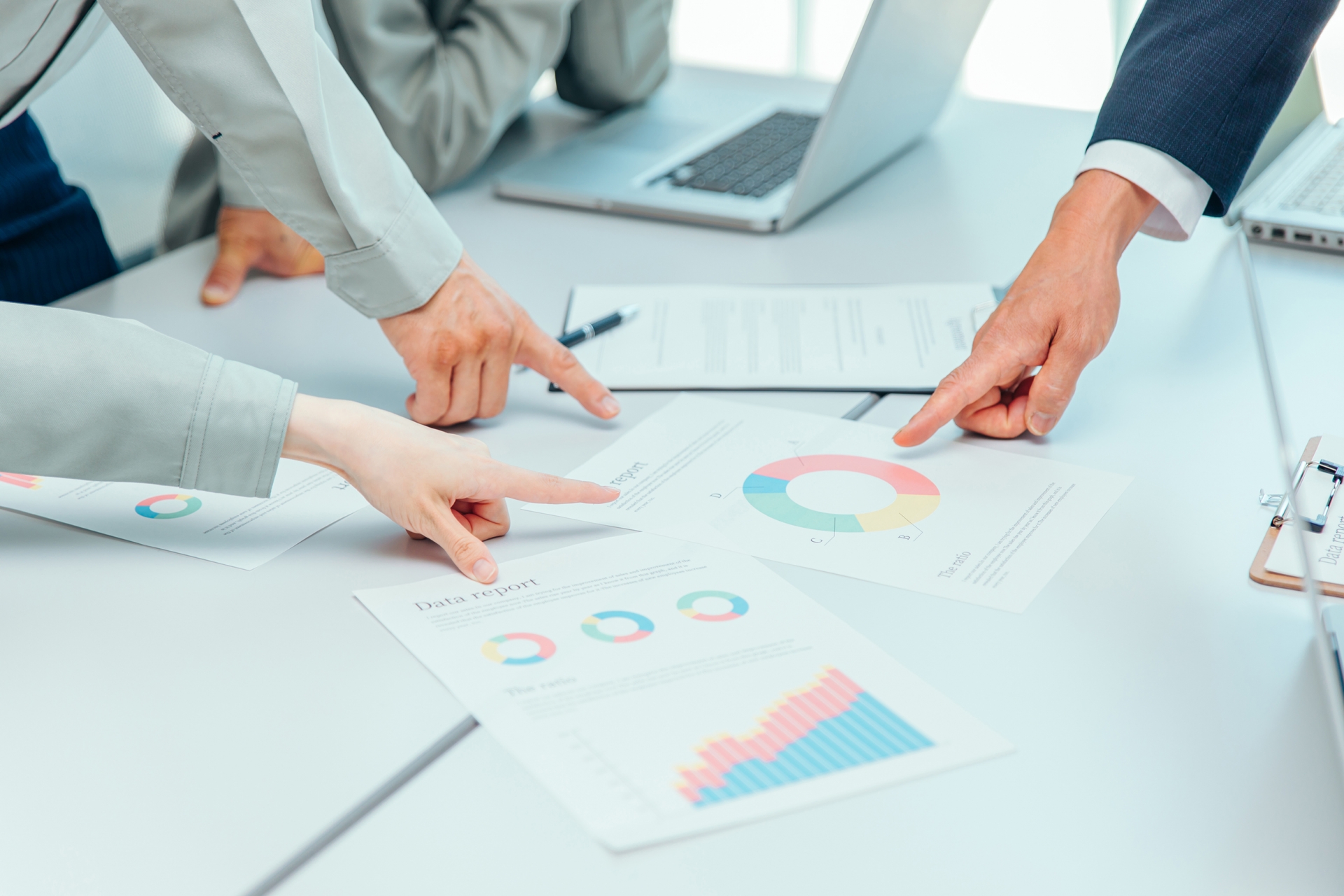 データを見る人たち