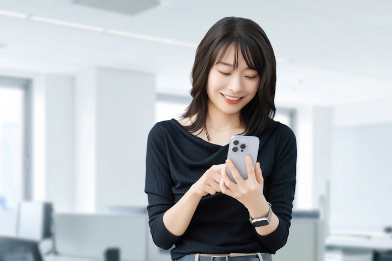 笑顔でスマホ操作する女性