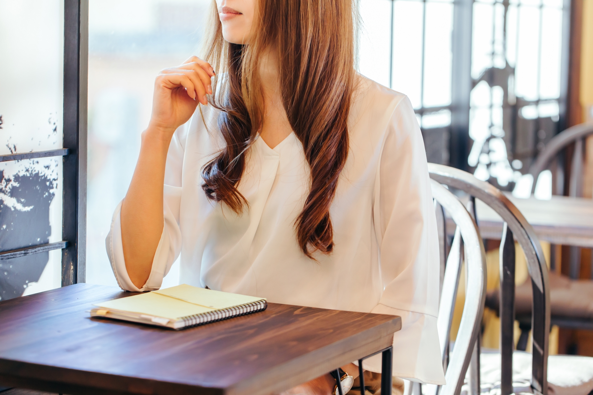 考え事をする女性