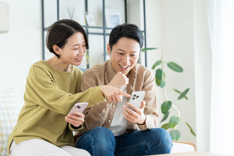 スマホを見て話す男女