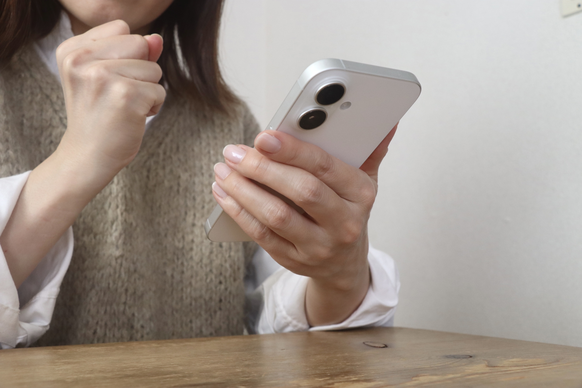 女性_スマホ_喜び