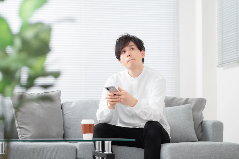 悩む男性