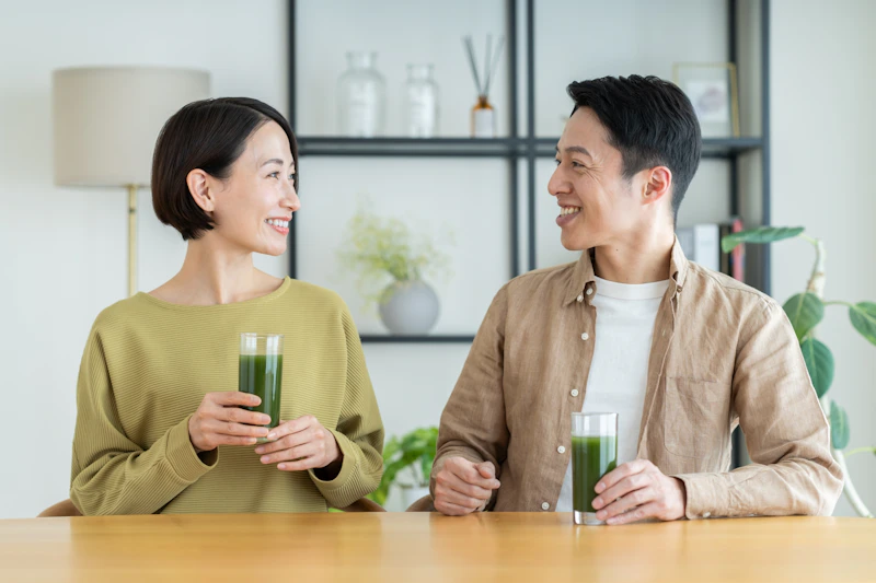 カフェで話す男女