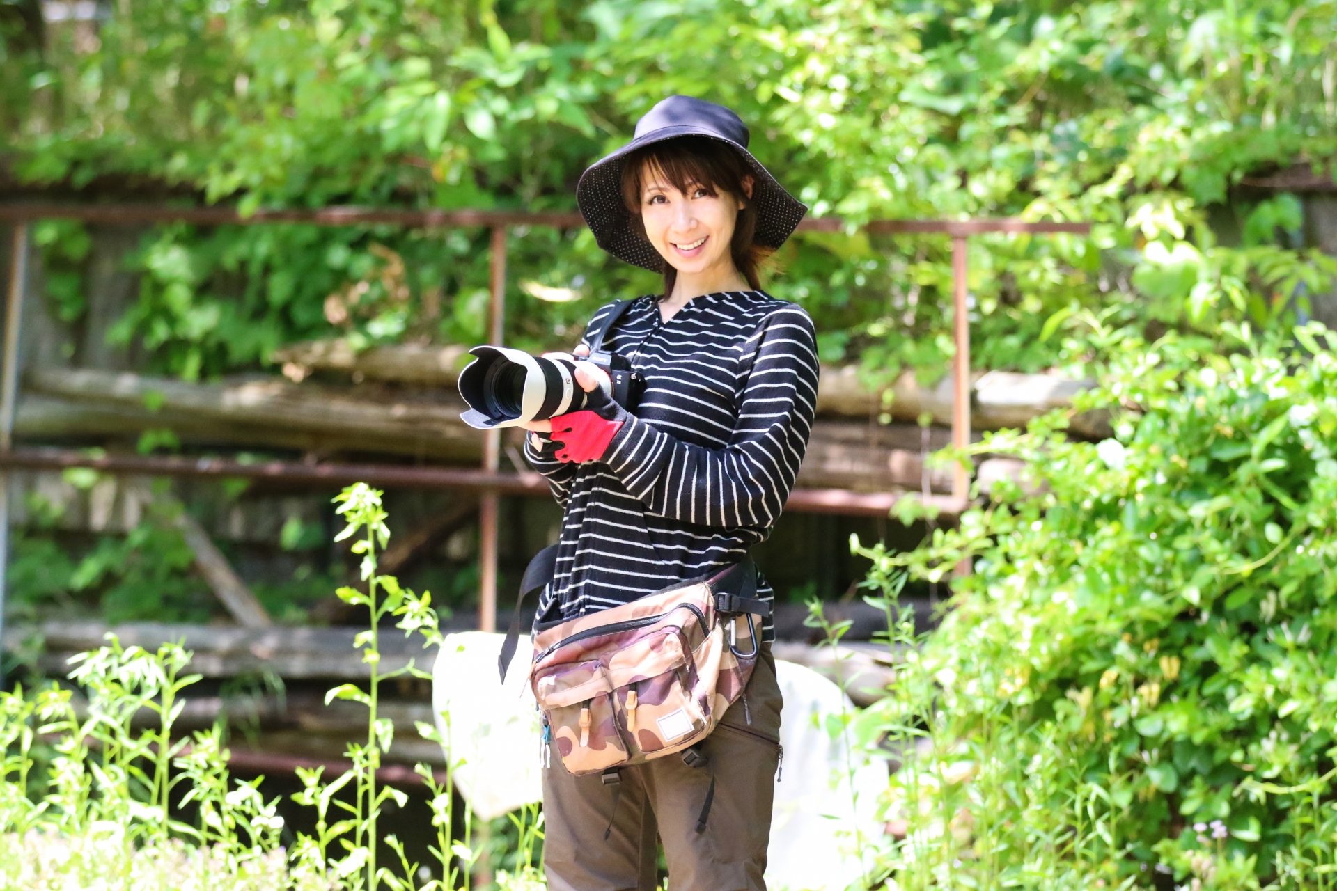 カメラを持つ女性