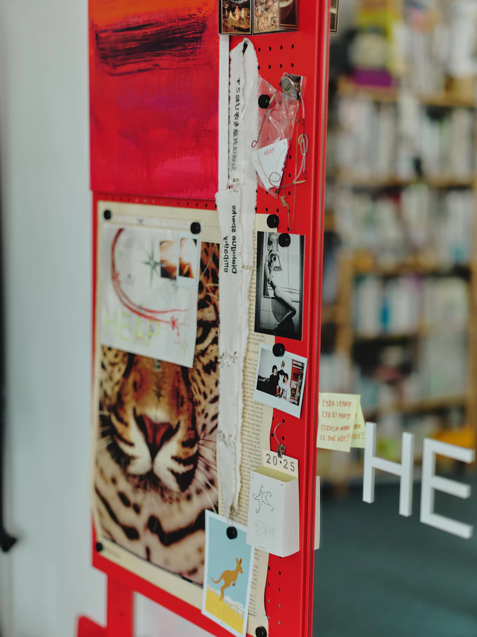 鮮やかな赤色のパンチングボードに飾られた、haru.さんのコレクションの数々