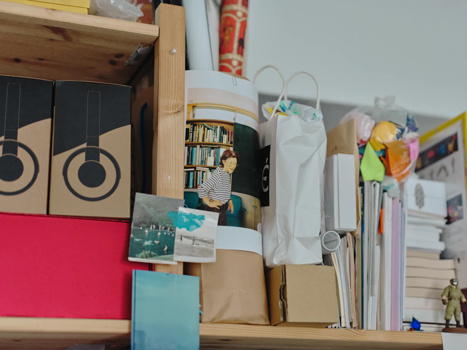 棚に並べられた収納用の紙袋の一つに、haru.さんの祖父の写真が貼られている。