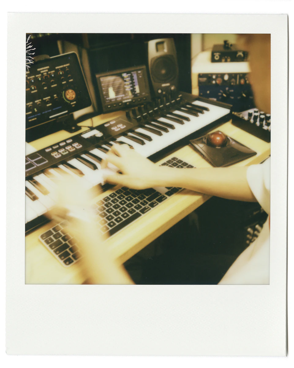 キーボードで作曲に打ち込むtofubeatsさん