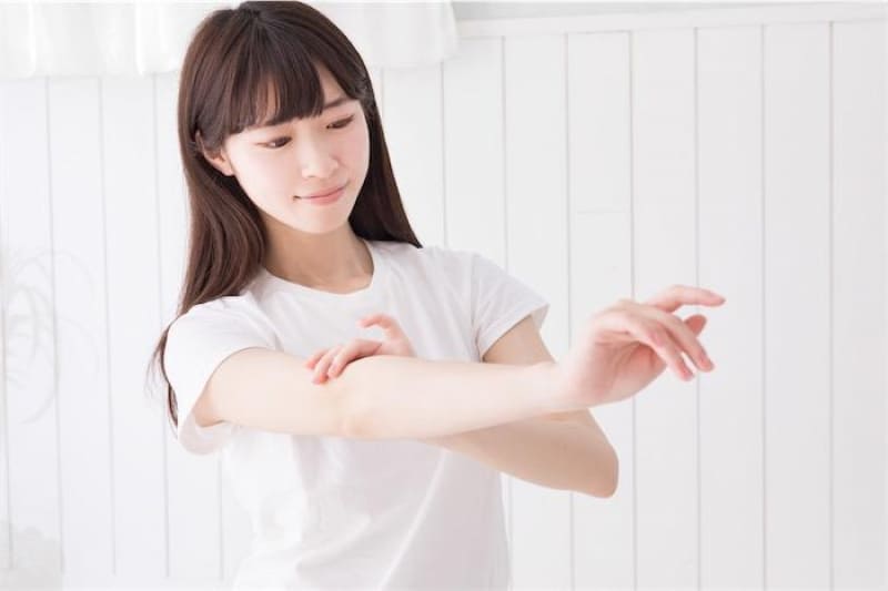 ENORE(エノア)弱酸性シャンプー300ml料金と購入方法ご紹介した「エノア弱酸性シャンプー」と「エノアシャンプーforフォルム」の料金はどちらも300ml(フォルムは290ml)3300円(税込)/1000ml7480円(税込)となっています!エノアオリジナル商品のため1度に作れる生産数が限られていて購入方法は2つ①エノア各店舗での店頭販売予約はこちら②エノアHPオンライン通販エノアHPオンライン通販から購入したい方はこちら↓エノア公式オンラインショップはこちらでしか買う事が出来ません。どちらも「リピート率90%」越えのエノア一押し商品になっています!もちろん、髪の状態や髪質は人それぞれ。エノアのシャンプーは良い商品だ!!と言えても、あなたの髪に必ず合うかどうかは、髪を直接見る事が出来てないですし断言する事が出来ません、、。でも、もし少しでも気になる方はまずお試しください!!そして、使ってみて髪に合うようでしたら是非使い続けてもらえると嬉しいです!「エノア弱酸性シャンプーに関する人気関連記事」アミノ酸シャンプーを正しく使いこなすための洗い方関連記事はこちらまとめいかがでしたでしょうか?シャンプーで髪質が直毛に変わる事はなくても、髪の状態を良くして広がりを抑える事は可能です。是非、縮毛矯正だけではなくシャンプーも取り入れて「広がりにくい髪づくり」を始めませんか?この記事が少しでも皆さんのお役に立てれば幸いです!予約はこちら
![