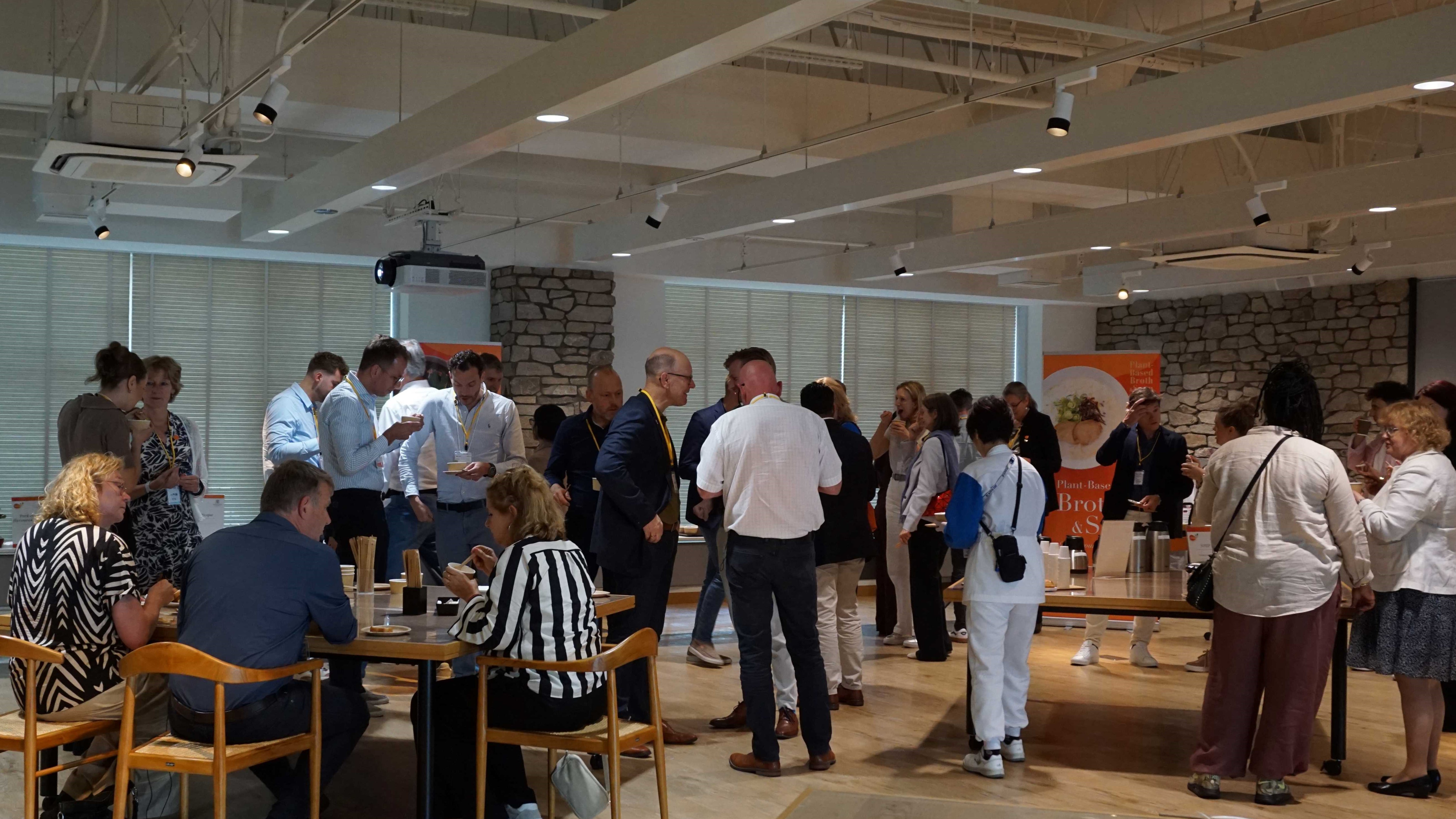 Introducing MIRACORE to Our Dutch Guests for the First Time！