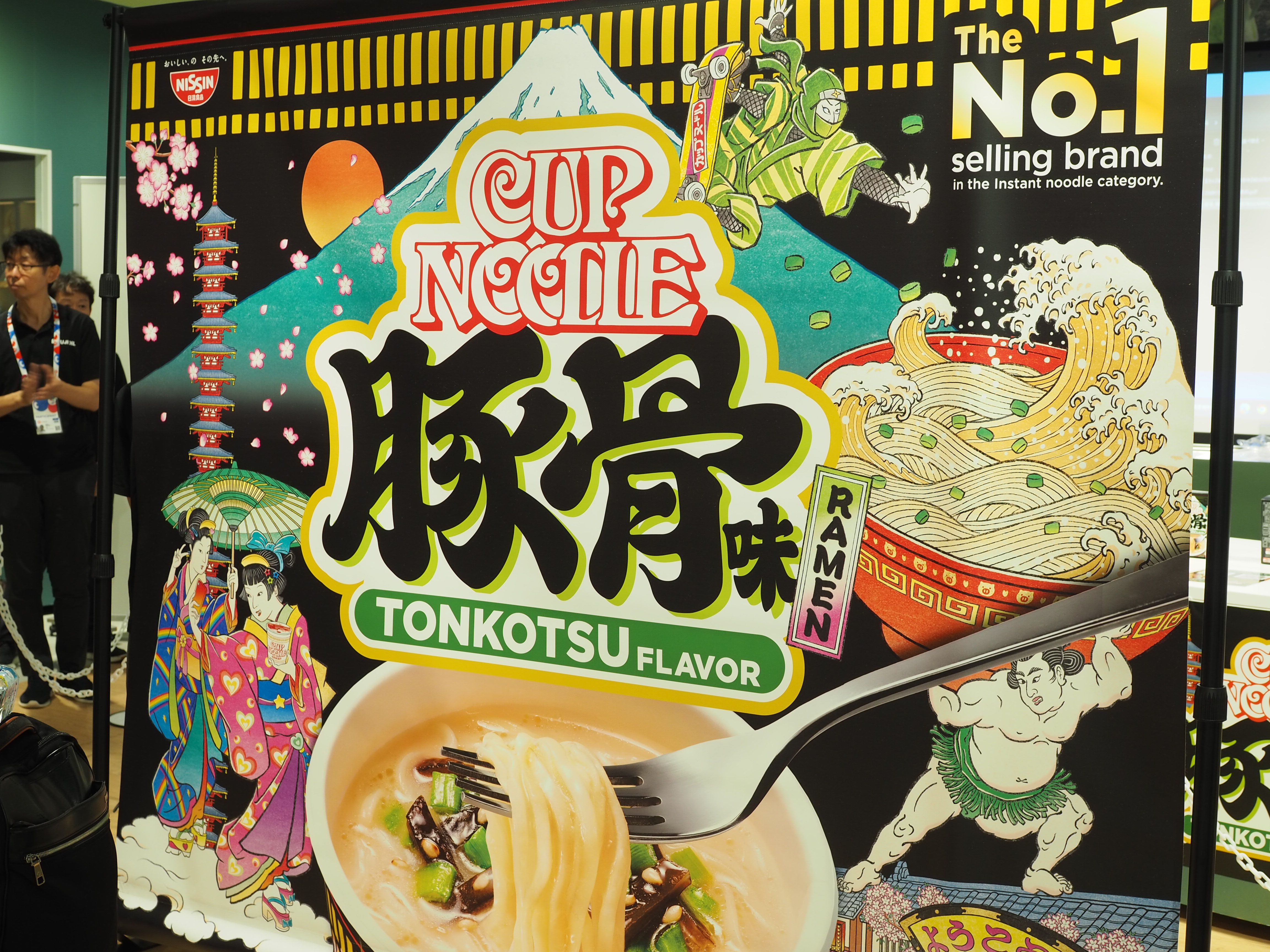 【万博レポート】ご当地カップヌードルミニ 豚骨味を2400人が試食！