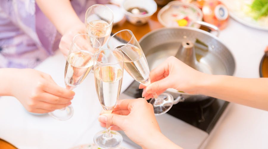 ついつい食べすぎ、飲みすぎてしまうパーティーシーズン。胃もたれや二日酔いに良い栄養を解説