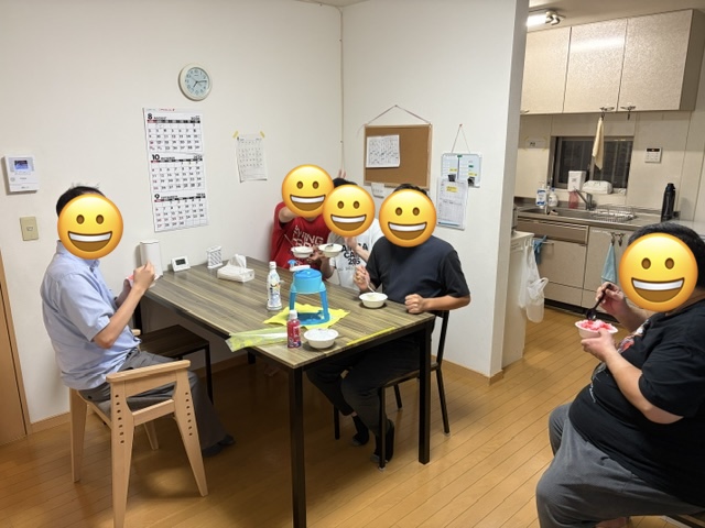 ゆんたくHOMEでかき氷を楽しむご利用者様と職員