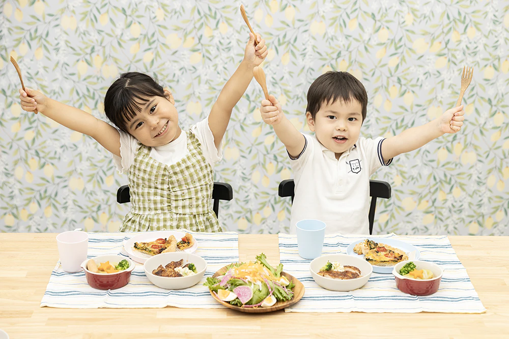 料理を楽しみにする子ども