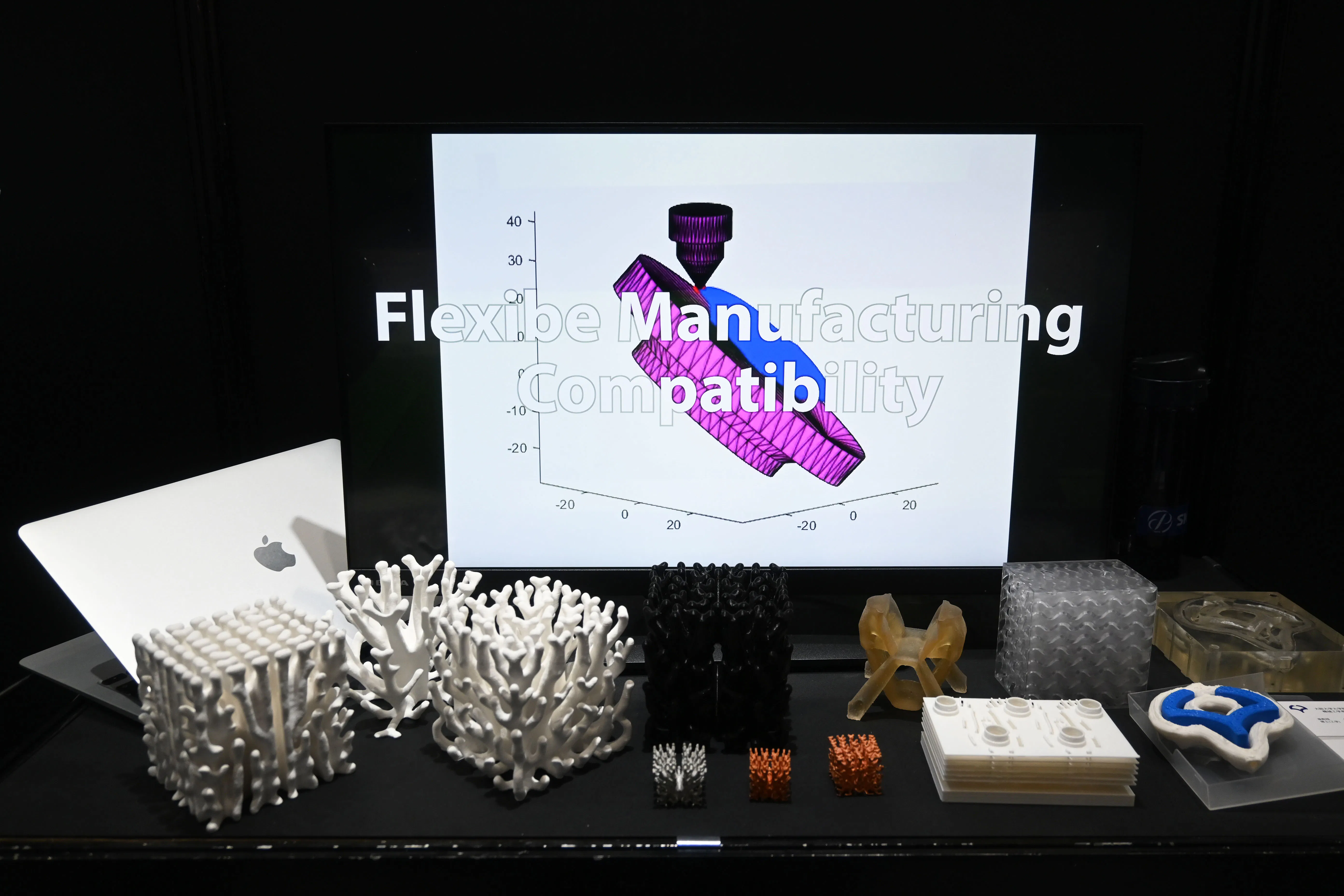 大阪大学大学院工学研究科の矢地准教授らのヒートシンク(熱を効率よく逃すための部品)についての展示。電子機器、データセンター等への活用を見込む。
