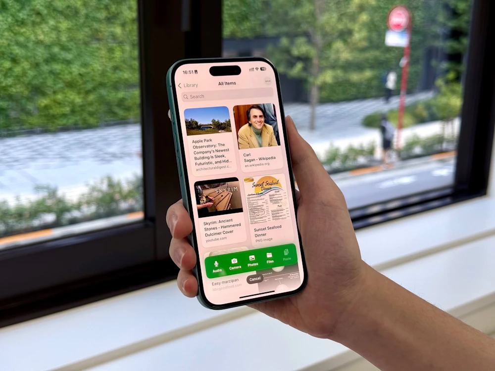 スマートフォンでサービスを利用する様子