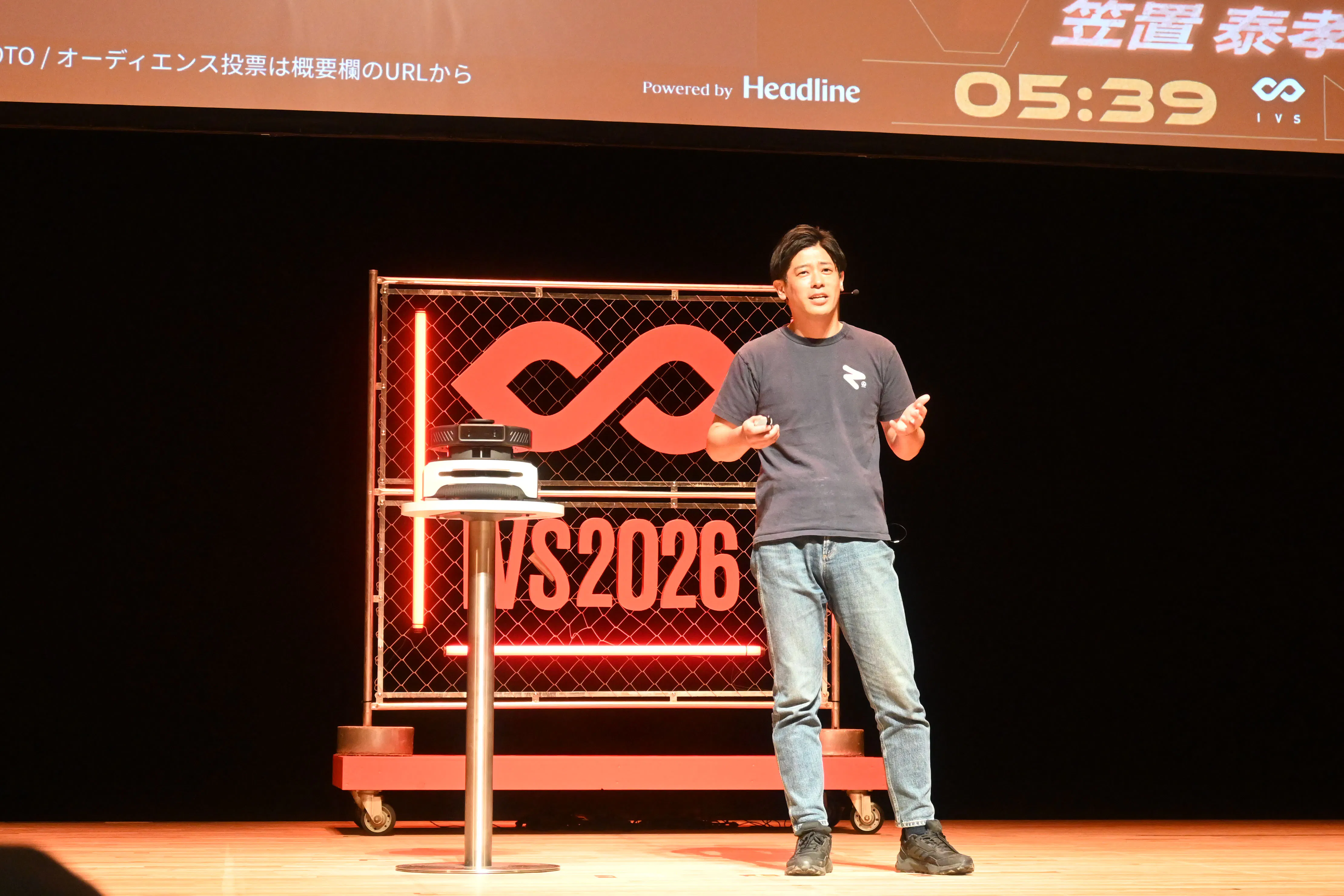 登壇した代表取締役CEOの笠置氏と、Armo(左の台の上)