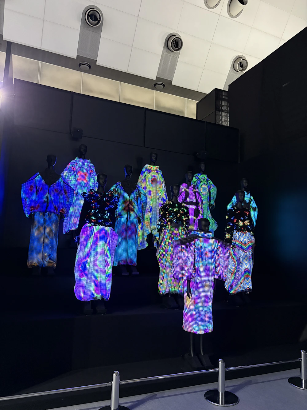 「アンリアレイジ」による光る衣装の展示