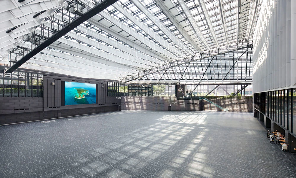 会場となる新宿住友ビル三角広場